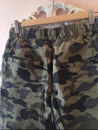 Pantalón camuflaje H&M Divided chico