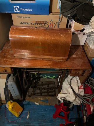 Máquina de coser Singer de madera y metal