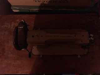 Máquina de coser Singer de madera y metal