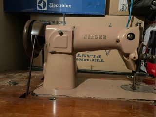 Máquina de coser Singer de madera y metal