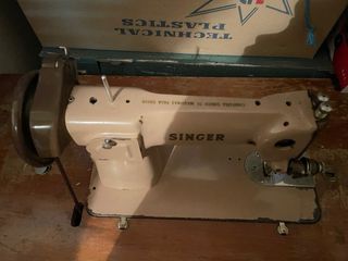 Máquina de coser Singer de madera y metal