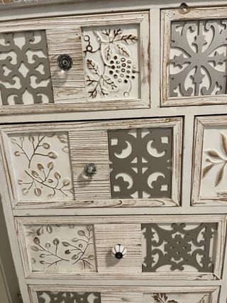 Cómoda de madera con diseño patchwork