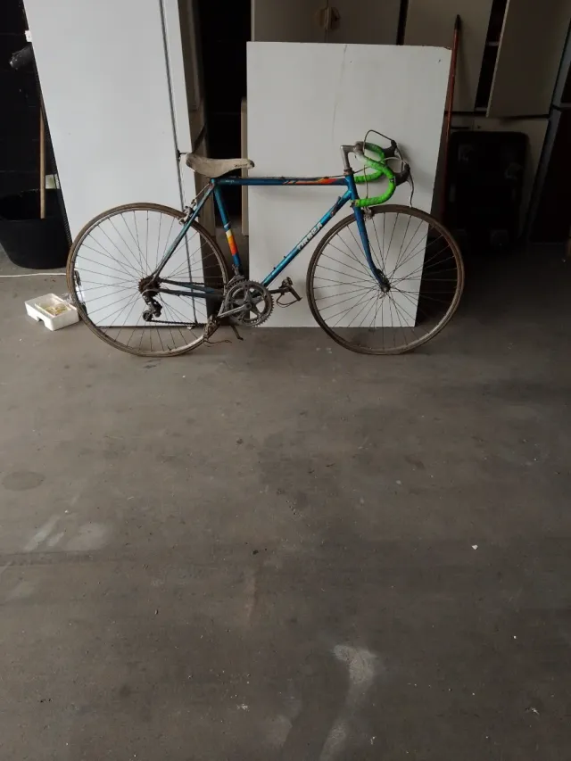 Bicicleta de carretera azul para restauración