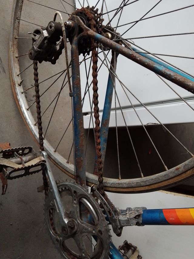 Bicicleta de carretera azul para restauración
