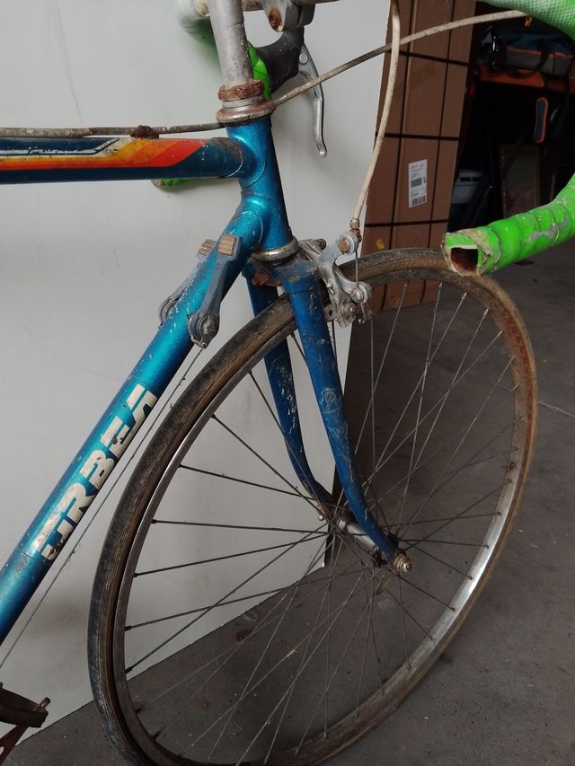 Bicicleta de carretera azul para restauración