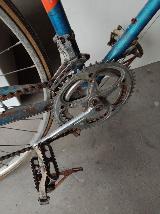 Bicicleta de carretera azul para restauración