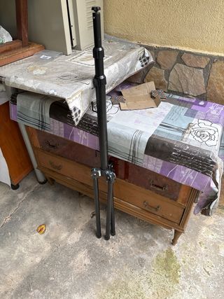 Trípode negro ajustable con foco