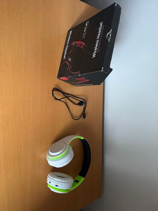 Cascos Bluetooth Blancos y Verdes