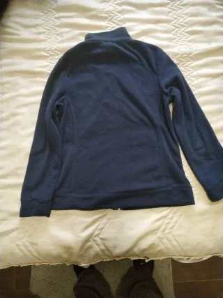 Polar azul marino con cremallera y bolsillos