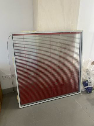 Mampara con persiana roja