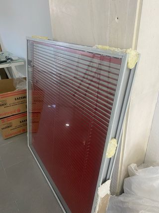 Mampara con persiana roja