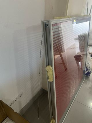 Mampara con persiana roja
