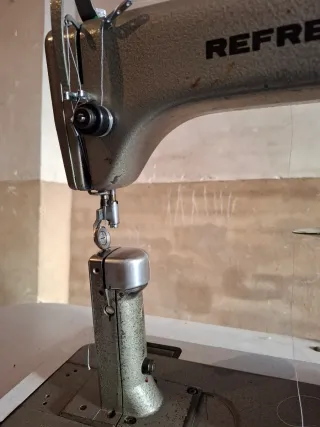 Máquina de coser industrial REFREY