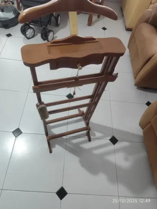 Galán de noche clásico de madera