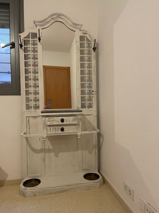 Mueble recibidor con espejo y perchas