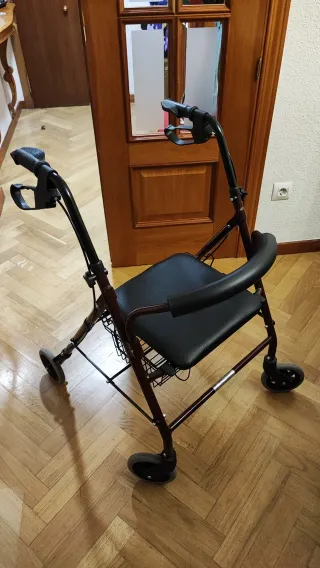 Andador 4 ruedas con asiento y cesta