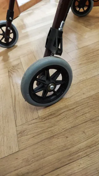 Andador 4 ruedas con asiento y cesta