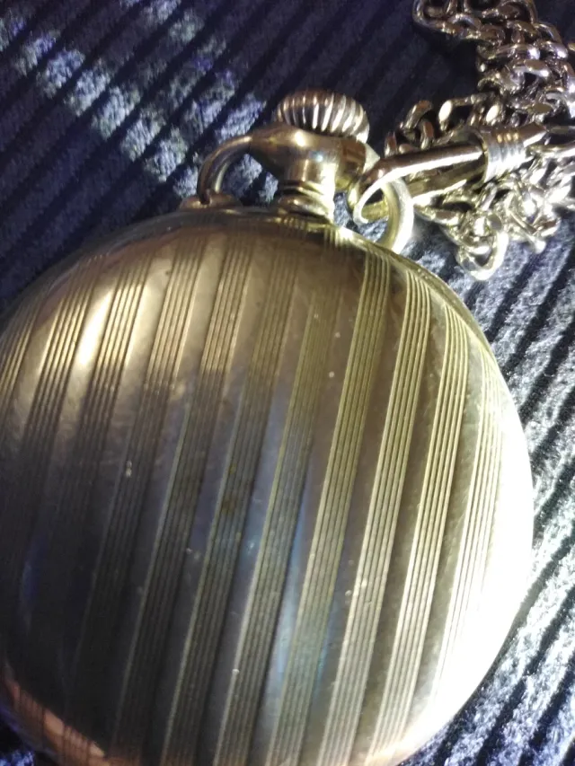 Reloj de bolsillo antiguo de plata