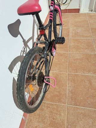 Bicicleta niña Btwin rosa y negra