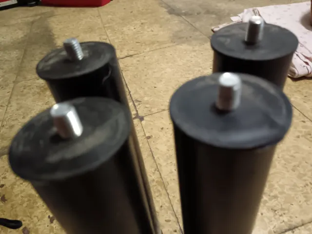 Pernas de mola redondas em caixa preta