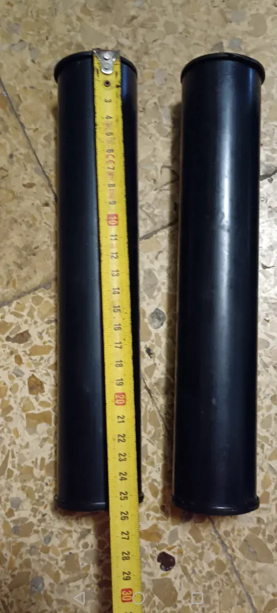 Pernas de mola redondas em caixa preta