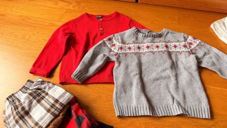 Lote 2 jerséis talla 18
regalo dos pijamas