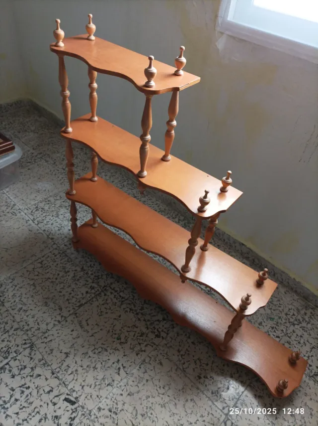 Estantería de madera marrón