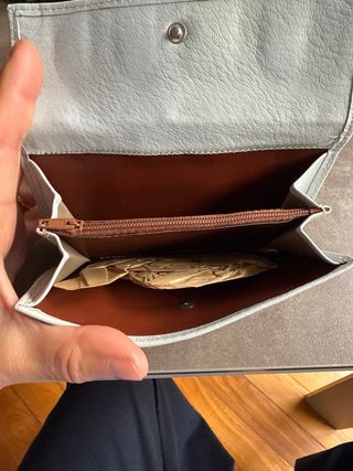 Cartera de piel gris claro hielo medidas 15x10