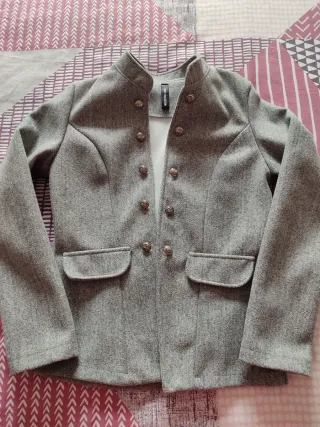 Americana gris con botones. Talla S