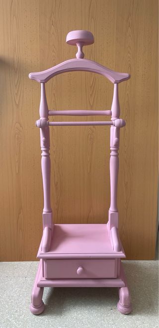 Perchero de madera rosa