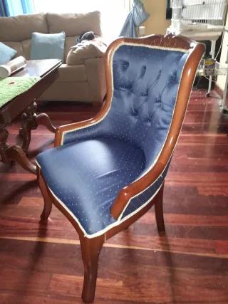 Sillón Clásico Tapizado Azul y Madera