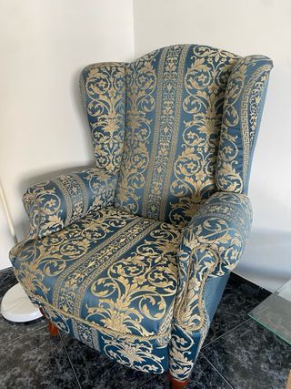 Sillón orejero antiguo azul y dorado