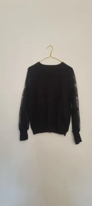 Jersey negro con mangas de encaje