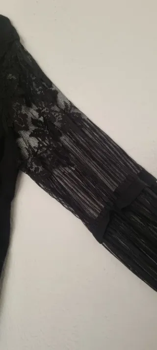 Jersey negro con mangas de encaje