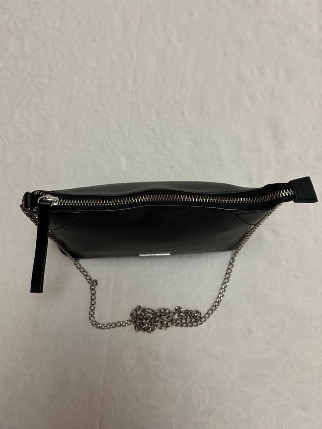 Bolso negro de mano