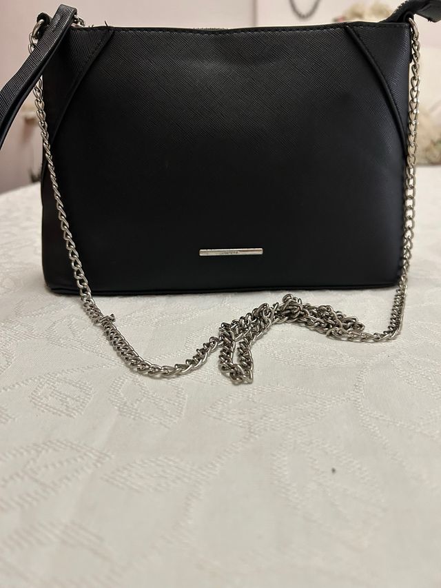 Bolso negro de mano