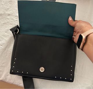 Bolso negro con flores bordadas.