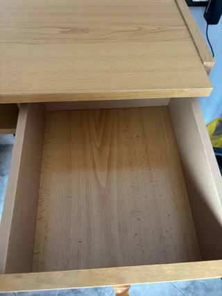 Escritorio de madera color beige