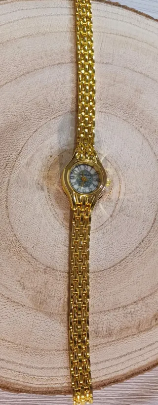 Elegante reloj de pulsera dorado para mujer