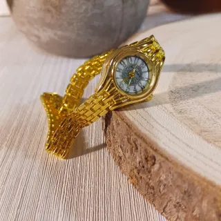 Elegante reloj de pulsera dorado para mujer