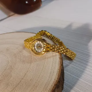 Elegante reloj de pulsera dorado para mujer