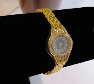 Elegante reloj de pulsera dorado para mujer