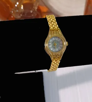 Elegante reloj de pulsera dorado para mujer