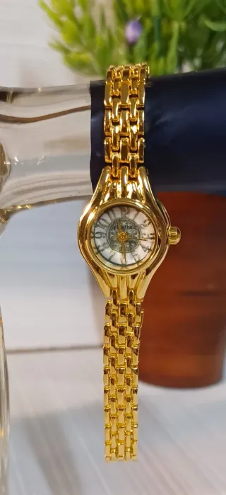 Elegante reloj de pulsera dorado para mujer