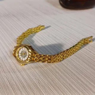 Elegante reloj de pulsera dorado para mujer