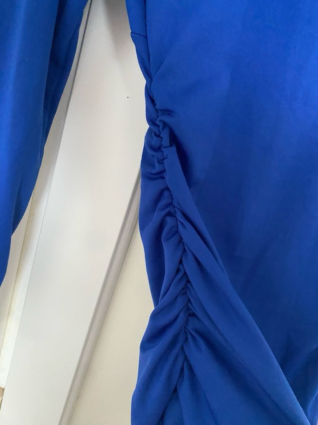 Vestido azul escotado manga larga