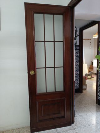 PUERTAS DE MADERA MACIZA HECHAS A MANO.