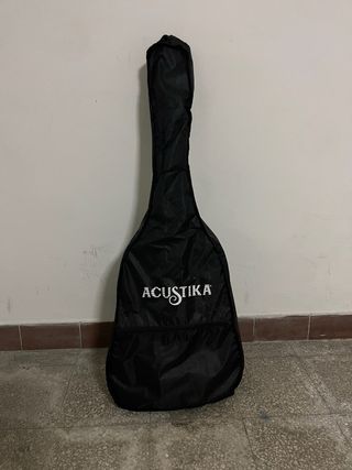Chitarra classica con adesivi
