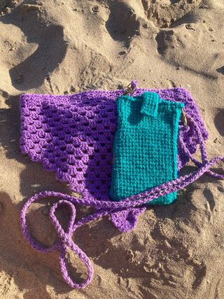 Bandana y bolsita pequeña tejida morada y turquesa