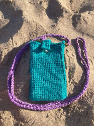 Bandana y bolsita pequeña tejida morada y turquesa